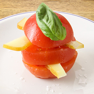 トマトとイデアサバルチーズのカプレーゼ風